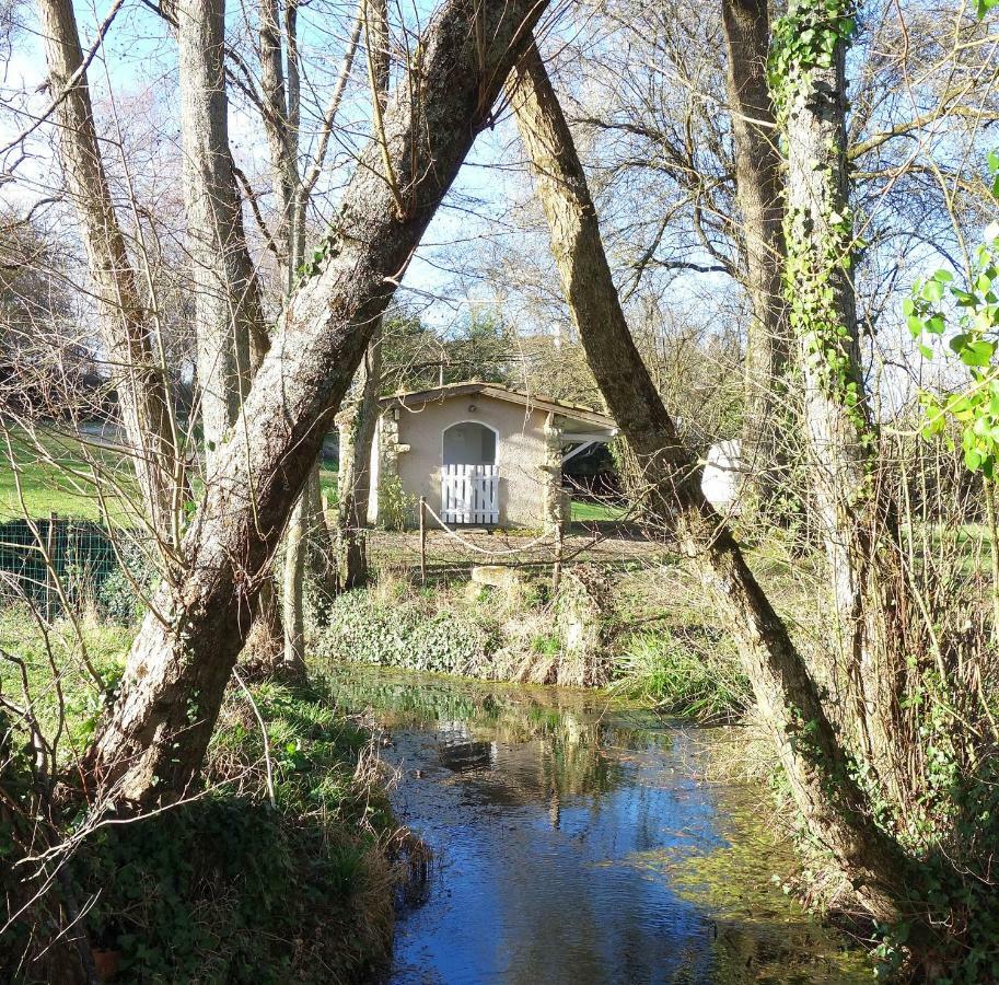 Les Jardins De Camelot Bed & Breakfast Villegouge Exterior photo