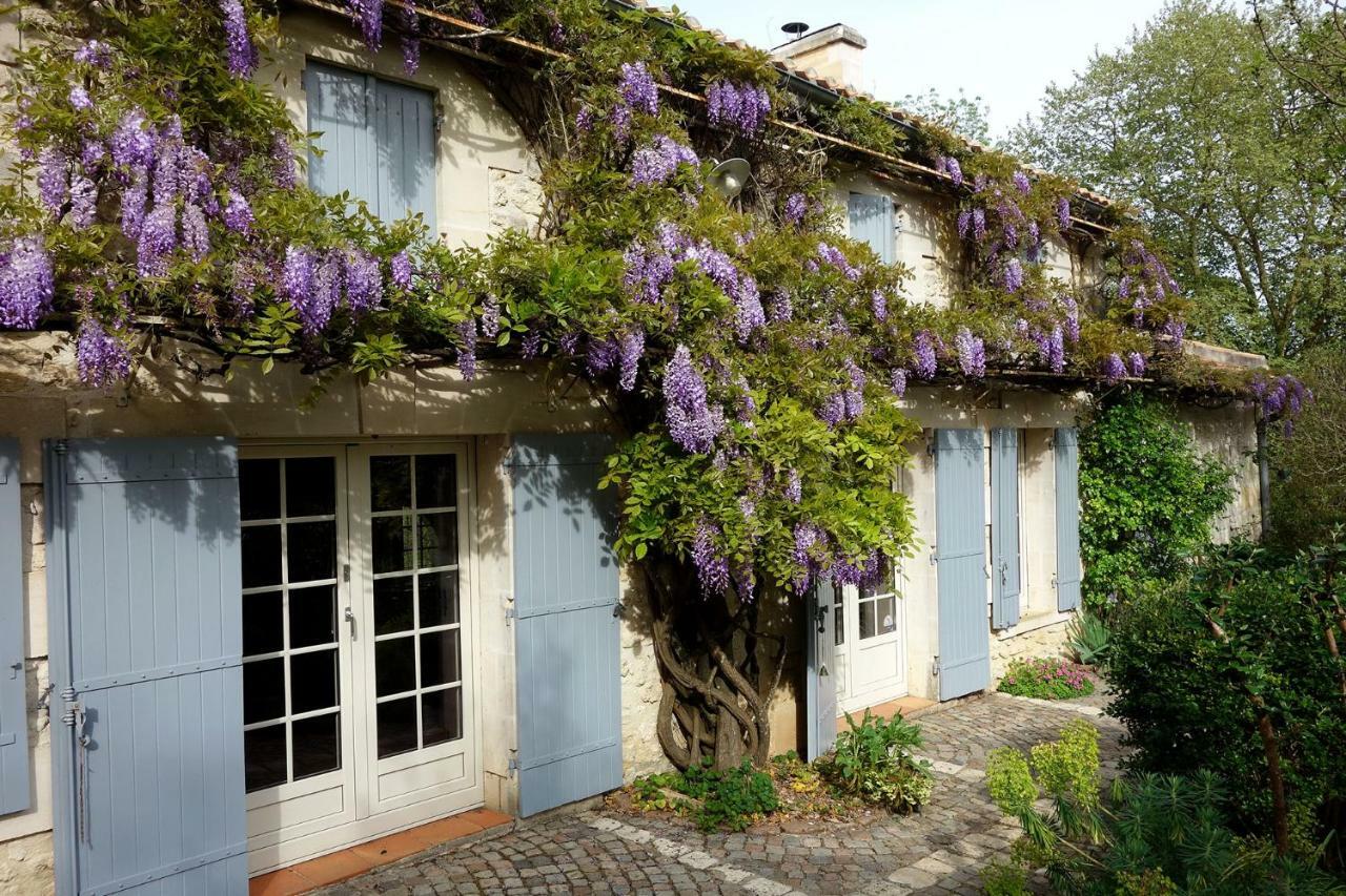 Les Jardins De Camelot Bed & Breakfast Villegouge Exterior photo