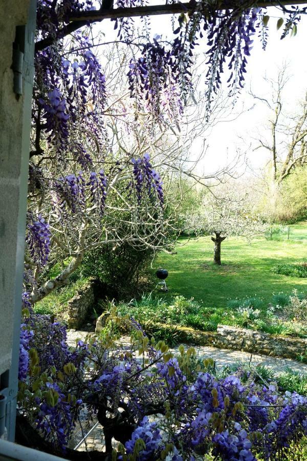 Les Jardins De Camelot Bed & Breakfast Villegouge Exterior photo