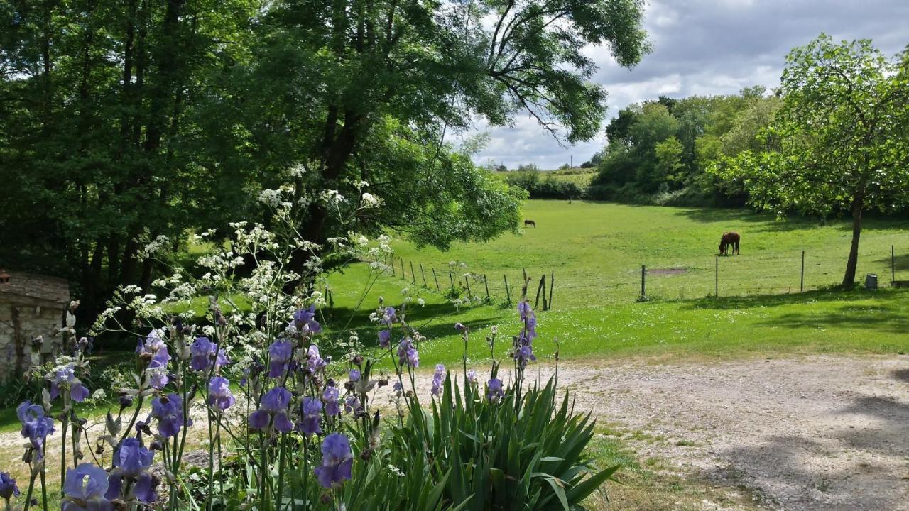 Les Jardins De Camelot Bed & Breakfast Villegouge Exterior photo