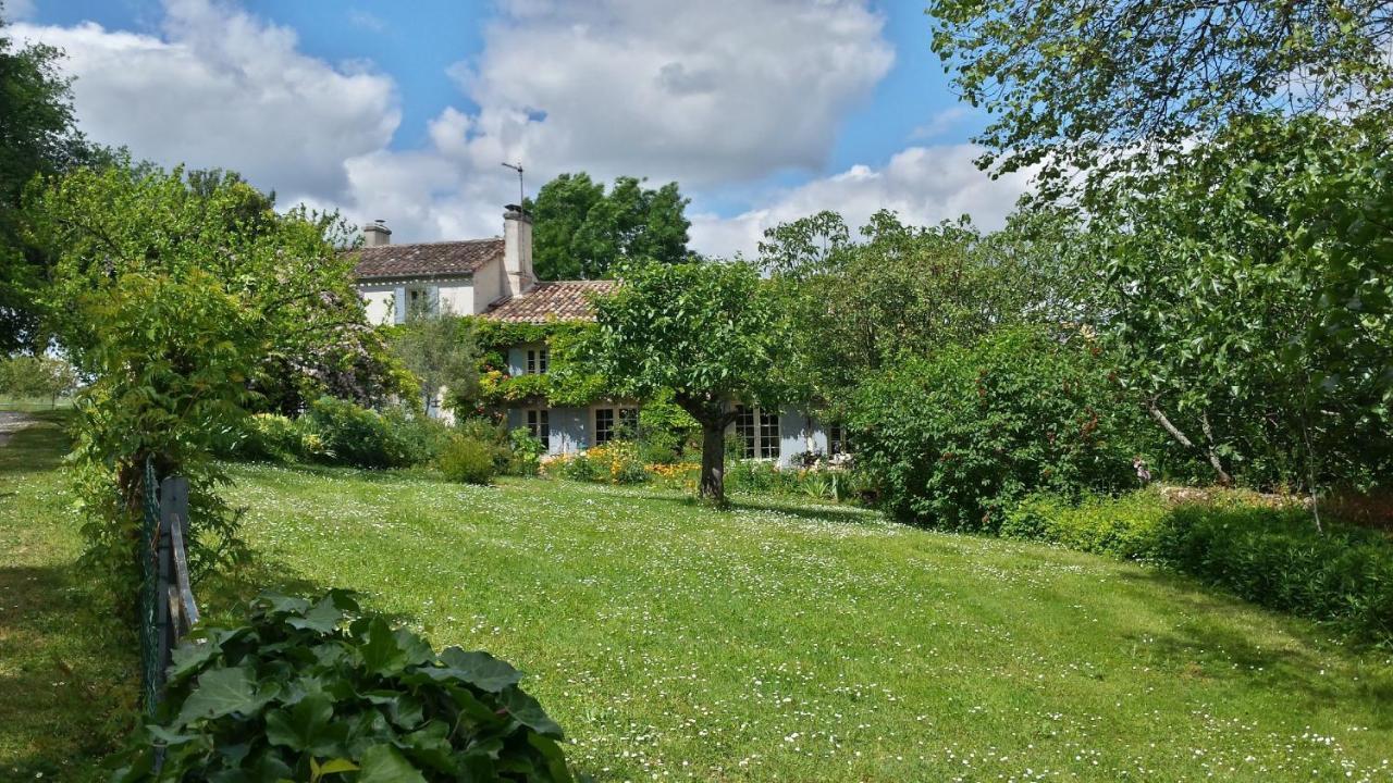 Les Jardins De Camelot Bed & Breakfast Villegouge Exterior photo