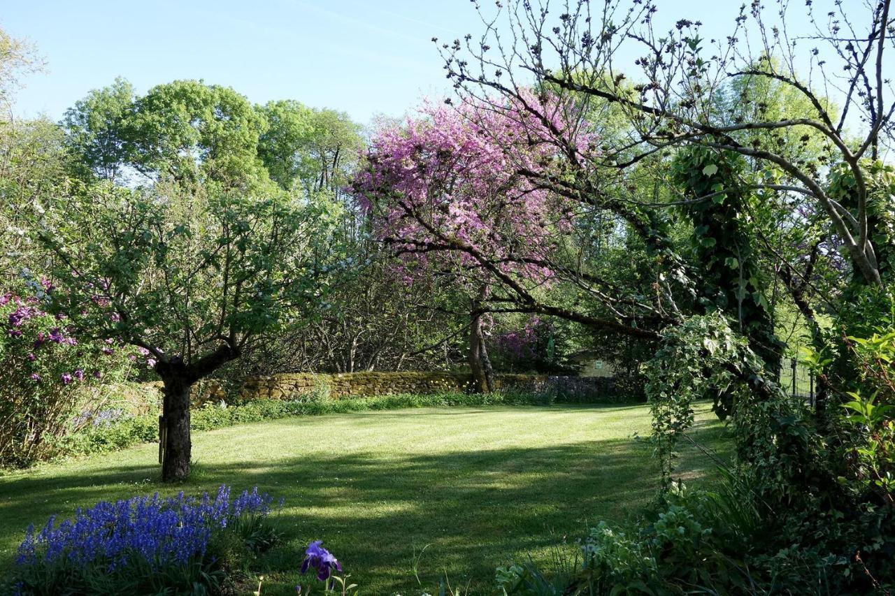 Les Jardins De Camelot Bed & Breakfast Villegouge Exterior photo